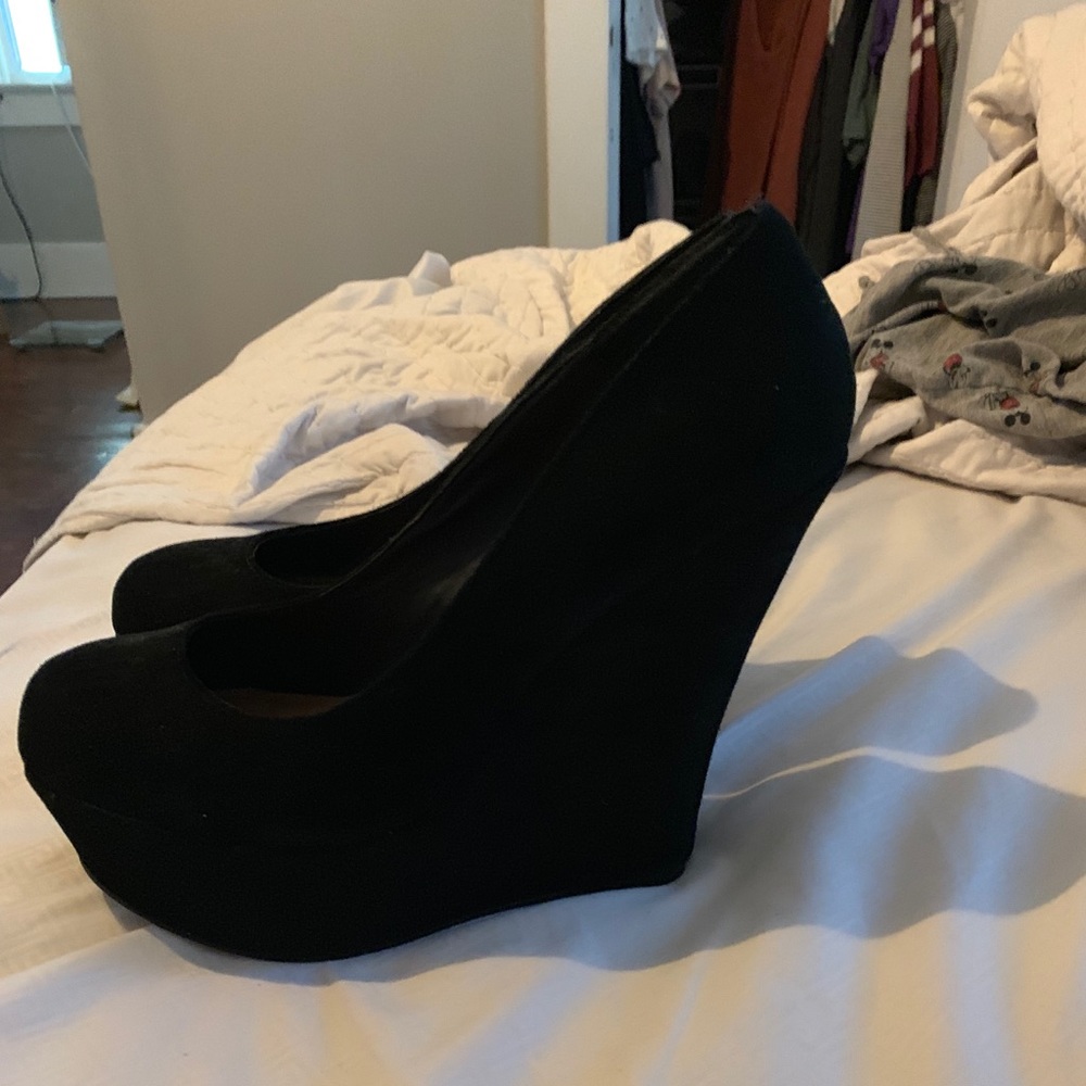 Steve Madden “Pammy” platform wedge heels. Size 9
